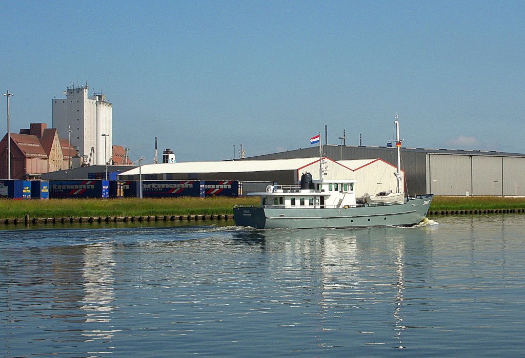 MS SIRIUS aus den Niederlanden, hat sein Besuch in der Lbecker Hansa-Marina beendet und luft mit Kurs Ostsee durch den Lbecker Hafen... Aufgenommen: 11.6.2012