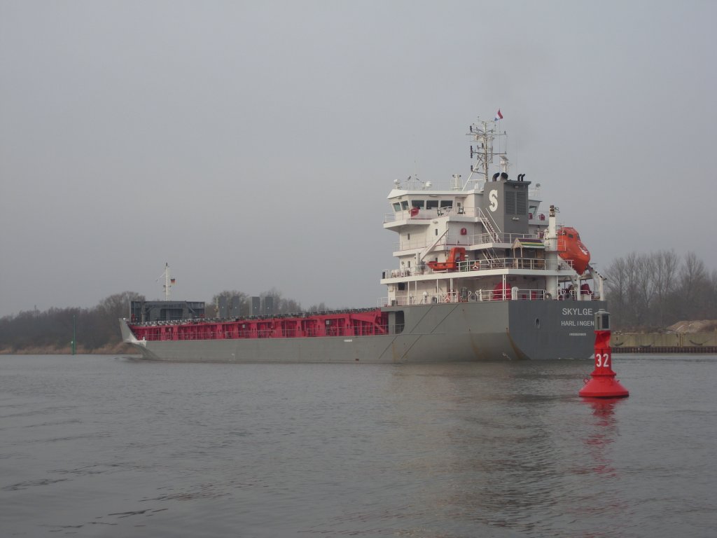 MS SKYLGE IMO 9508809, passiert Backbordtonne 32 mit dem Kurs Lbeck-Konstinkai...
Aufgenommen: 28.1.2012