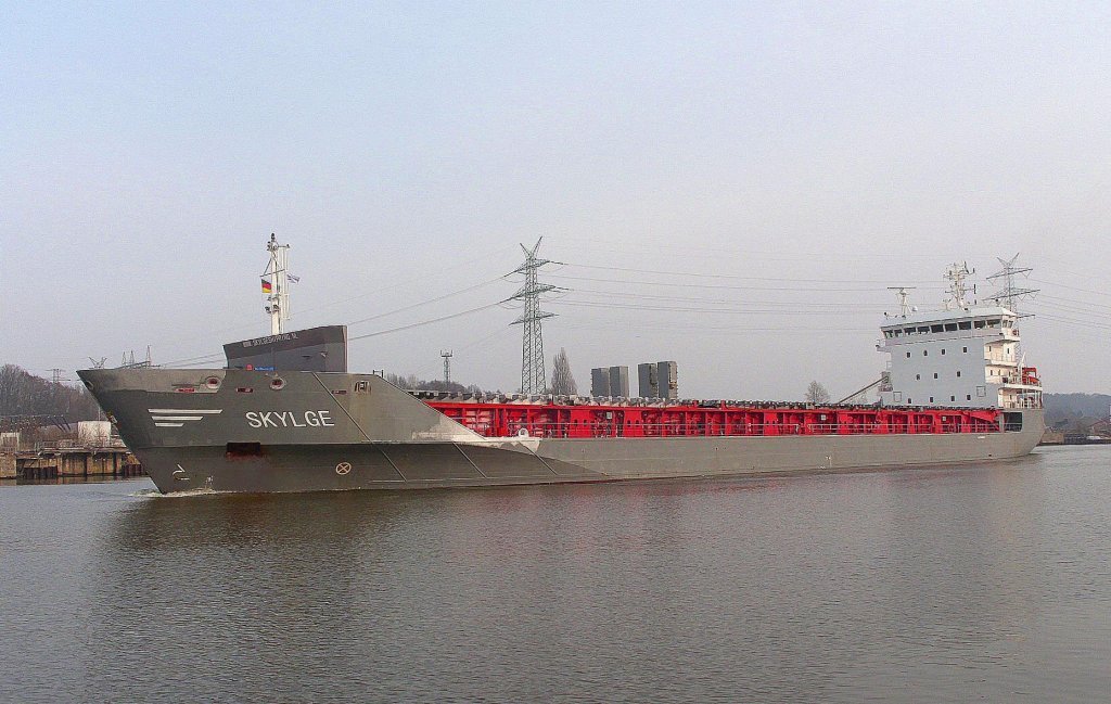 MS SKYLGE IMO 9508809, traveaufwrts in Hhe Lbeck-Siems... Aufgenommen: