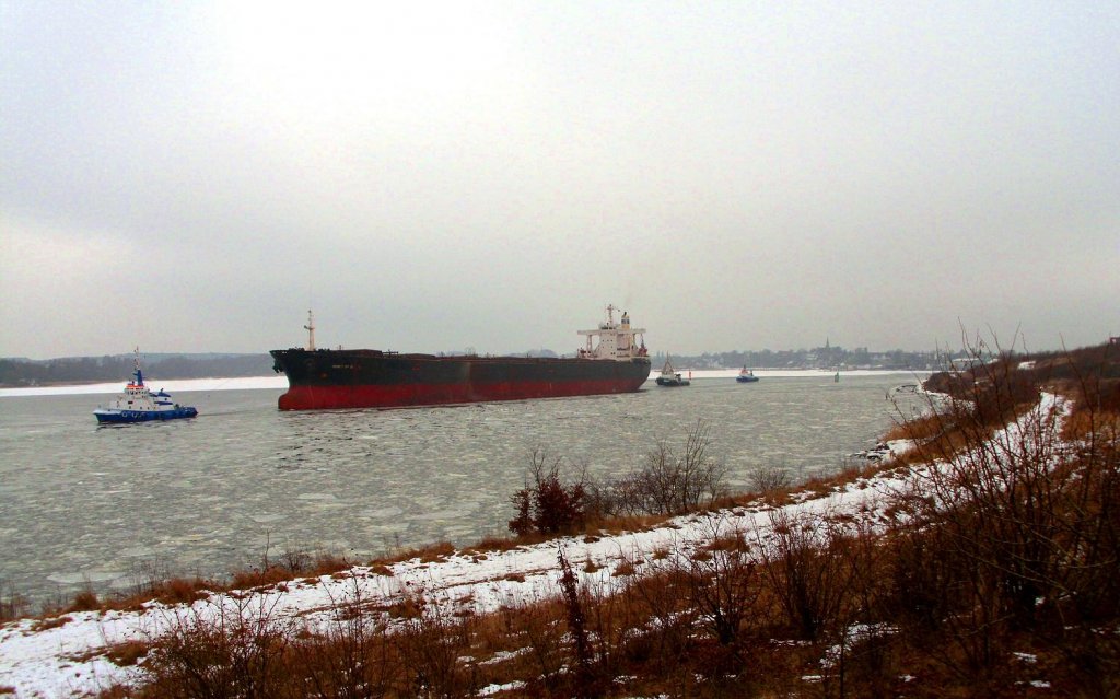 MS SPIRIT OF BRAZIL, IMO 8515740, der Schlepper Fairplay V zieht und Schlepper Axel sichert am Heck, die Route durch die Schlutuper Enge...
Aufgenommen: 13.2.2012