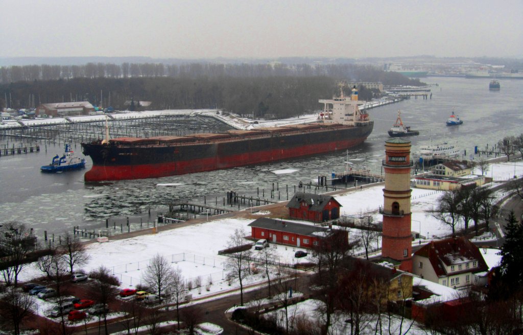 MS SPIRIT OF BRAZIL IMO 8515740, der Bulk-Carrier fhrt hier mit eigener Kraft mit Kurs Rostock durch die Priwallenge zur Ostsee... Aufgenommen: 13.2.2012