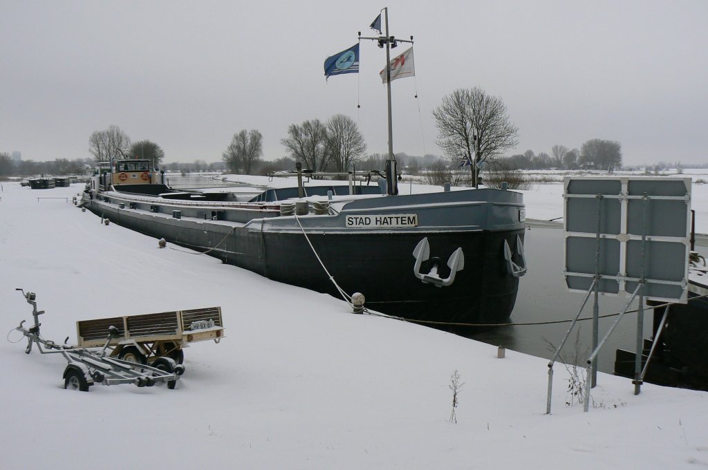 ms. Stad Hattem beim winterstop im hafen von Hattem km 978
