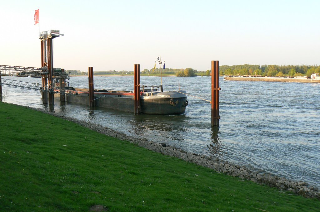 ms. Stad Hattem ladebereid auf km 843 untehalb Kalkar