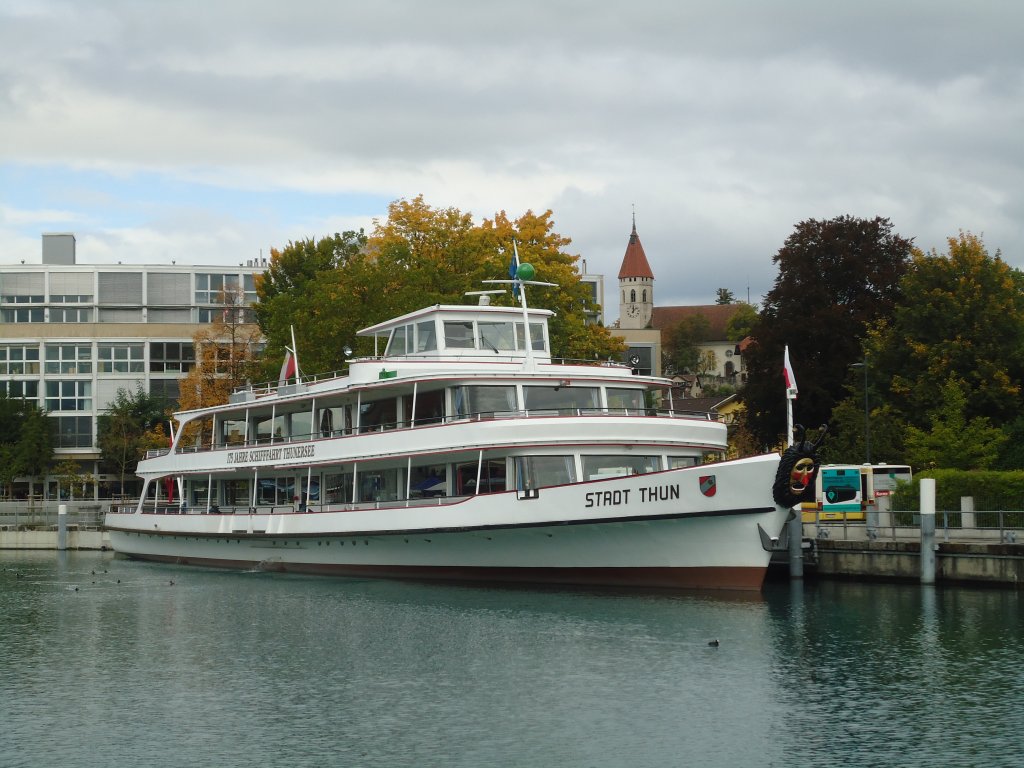 MS Stadt Thun am 5. Oktober 2010 an der Schifflndte beim Bahnhof Thun