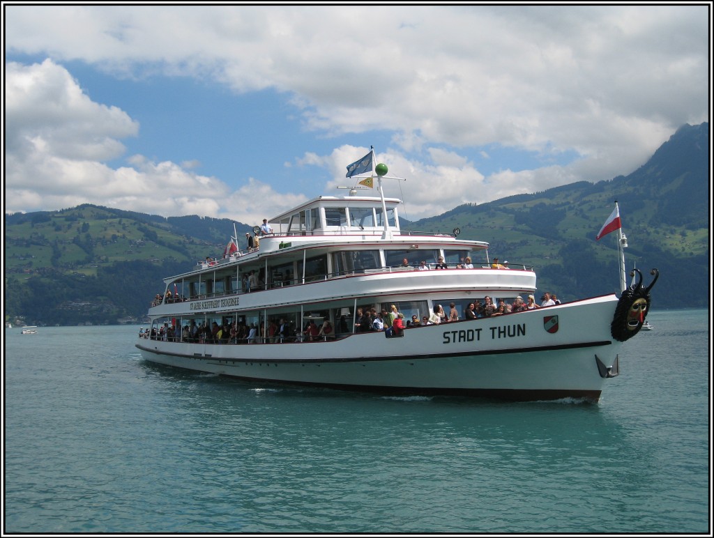 MS  Stadt Thun  beim Einlaufen in den Hafen von Spiez am Thuner See, aufgenommen am 18.07.2010.