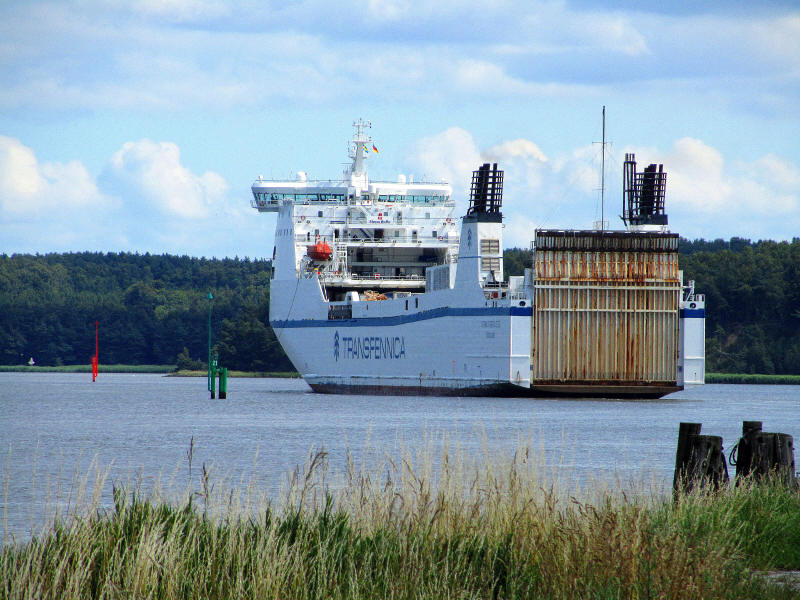 MS STENA FORECASTER IMO9214678, hat seewrts auf der Trave gestoppt, um der traveaufwrts kommenden, schwer beladenen Solveig K., die Mitte des Fahrwasser an einer Engstelle zu berlassen... Aufgenommen: 22.7.2012