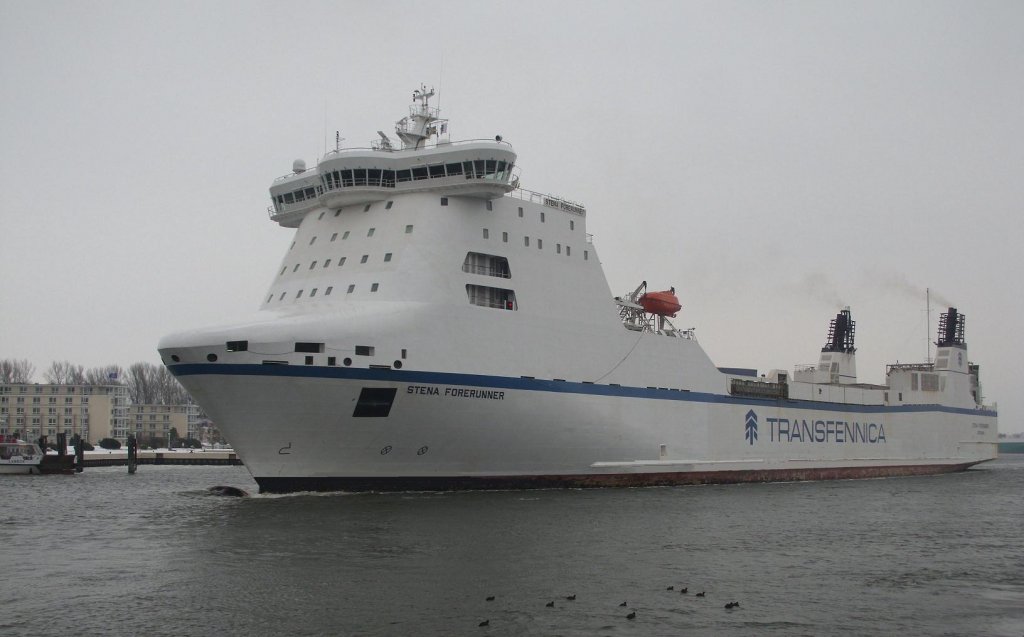 MS STENA FORERUNNER IMO 9227259, kommt vom Lbecker Seelandkai mit Kurs Schweden die Trave seewrts... Aufgenommen. 12.02.2012