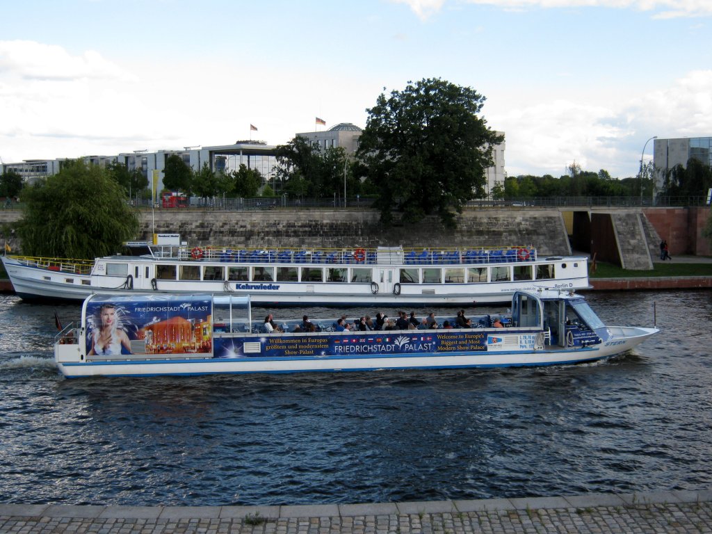 MS Stern am 05.09.2010 auf der Spree in Berlin-Mitte zu Tal vor der Moltkebrcke.