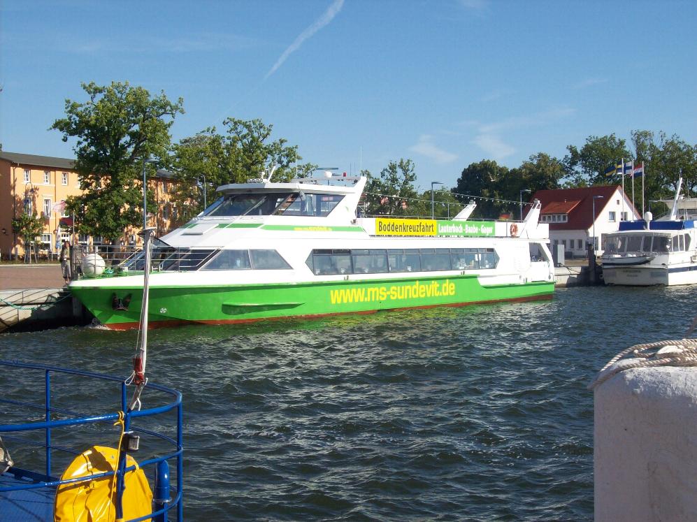 MS Sundevit im Hafen von Lauterbach (Rgen). Er verkehrt als Boddenkreuzer