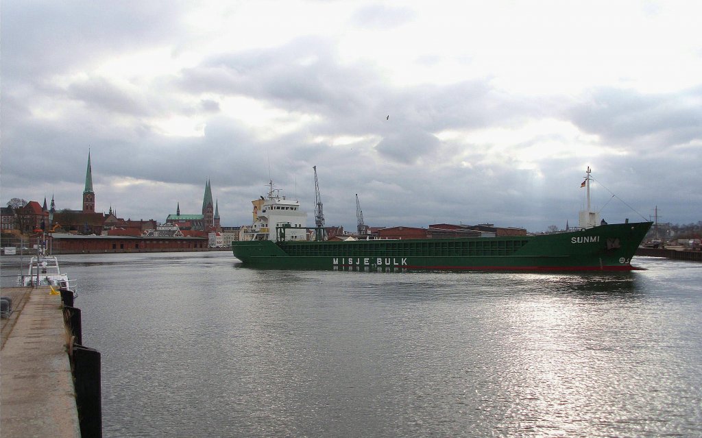 MS SUNMI IMO 9073581 hat im Hafenbecken gewendet und luft nun zum Lschplatz am Lbecker Lagerhauskai, um das mitgebrachte Getreide zu lschen...
Aufgenommen: 14.3.2012