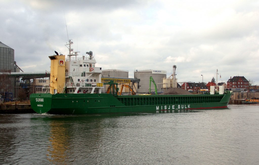 MS SUNMI IMO 9073581, hat die Vorderleine fest und drckt achtern das Schiff gegen den Lagerhauskai 1 in Lbeck...  Aufgenommen: 14.3.2012