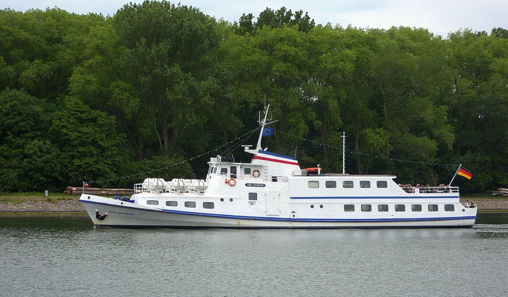 MS SVEN JOHANNSEN, Hafenrundfahrten sowie Hochseefahrten werden je nach Bedarf mit diesem Lbeck-Travemnder Schiff unternommen... Aufgenommen: 6.6.2012