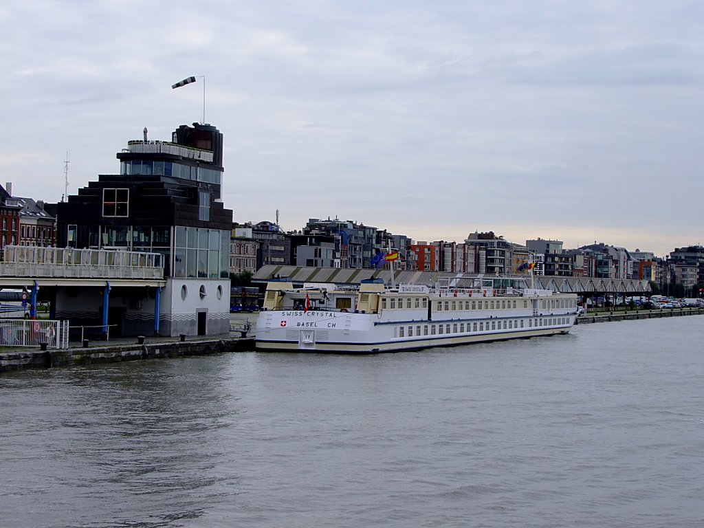 MS SWISS CRYSTAL(07001643; L=82; B=10mtr ;45Kabinen; 90Passagiere; 23Crew; Bj.1998) hat in Antwerpen angelegt; 110830