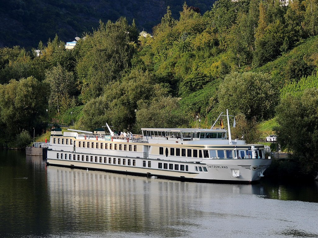 MS-SWITZERLAND(07001515; L=100;B=11,2m; 3x570PS; 108Pass; Bj.1988) auf der Mosel im Bereich Cochem; 120822