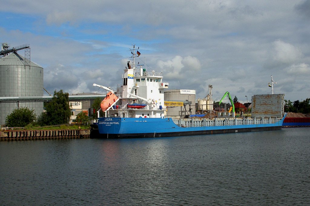 MS SYLVIA IMO 9166467, Heckansicht im Lbecker Burgtorhafen...
Aufgenommen: 15.7.2012