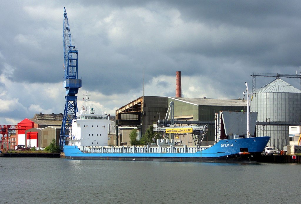 MS SYLVIA IMO 9166467, L.= 108 x B.= 15m, liegt am Lbecker Lagerhauskai 1...
Aufgenommen: 15.7.2012