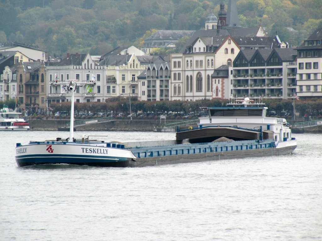 MS Teskelly auf dem Rhein zu Tal am 07.10.2010. Im Hintergrund ist Boppard zu sehen.