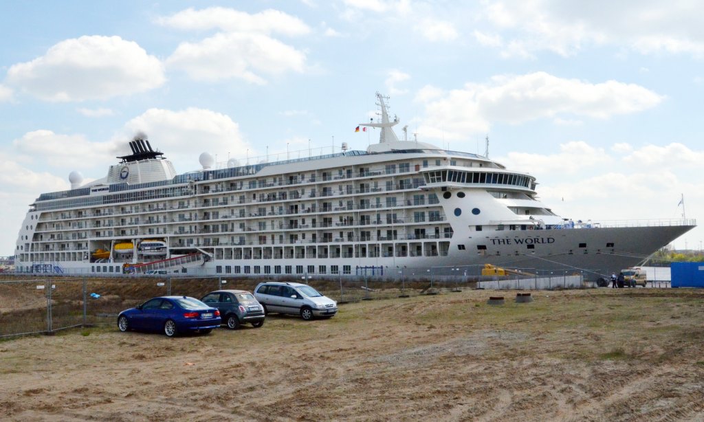 MS The World  In Dienst gestellt 28. Februar 2001. War am 06.05.2013 in Hamburg. Das Schiff hat 165 Appartements, welche im Eigentum der Bewohner stehen oder gemietet werden knnen. Es stehen drei Kategorien von Appartements zur Verfgung: - Studios von 27 – 78 m, - Studio Appartements von 54 – 94 m, - Appartements von 63 – 360 mIm Oktober 2003 wurde das Schiff von seinen Bewohnern gekauft. Die Gesellschaft ResidenSea in Miami bleibt fr Betrieb und Verwaltung des Schiffs zustndig, die Kosten tragen die Eigentmer. Technische Daten: L.B.T.: 196,35 m, 29,80 m,  max. 6,70 m, Besatzung 250, Passagierzahl 200, Heimathafen Nassau(Bahamas), Reederei ResidenSea Corporate Offices, Miami.