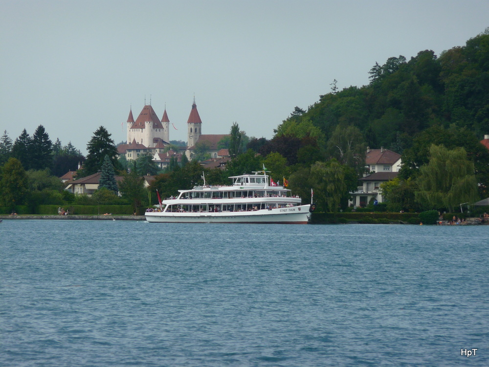 MS Thun unterwegs auf dm Thunersee bei Hnibach mit dem Schloss Thun im Hintergrund am 03.09.2011