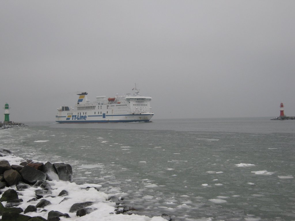 MS Tom Sawyer am 07.02.2010 kurz vor dem Warnemnder Seekanal.