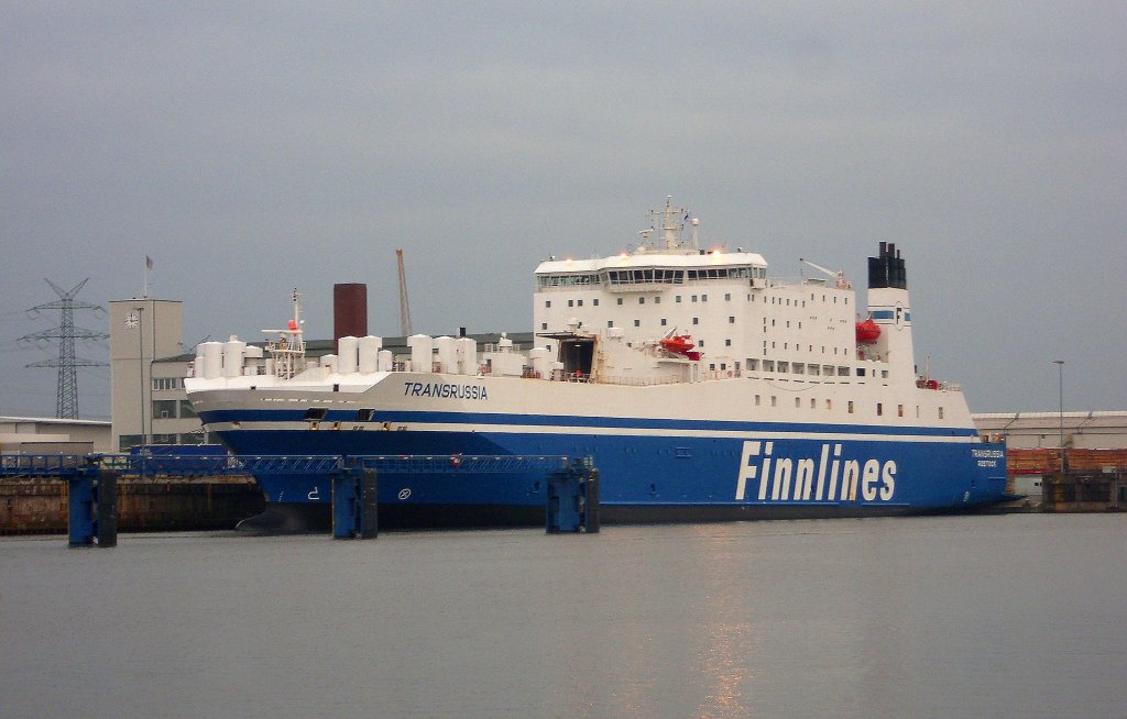 MS TRANSRUSSIA IMO 9010151,hat am Lehmannkai 2 in LBECK-HERRENWYK von KRONSHTADT kommend angelegt. Die ehemalige grn-weisse  Finnhansa  kommt schon seit vielen Jahren von Finnland und Russland nach Lbeck... Aufgenommen: 17.01.2012