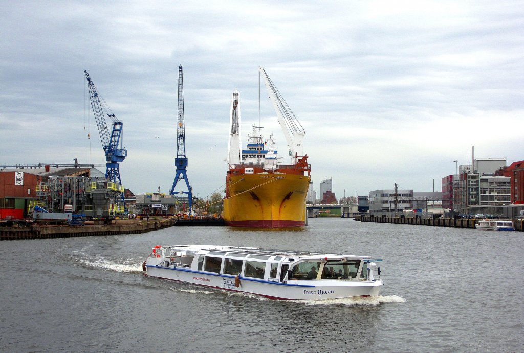 MS TRAVE QUEEN, der Gabriel-Reederei macht eine Rundfahrt durch die Lbecker Hfen und der Kanaltrave... Aufgenommen: 26.4.2012