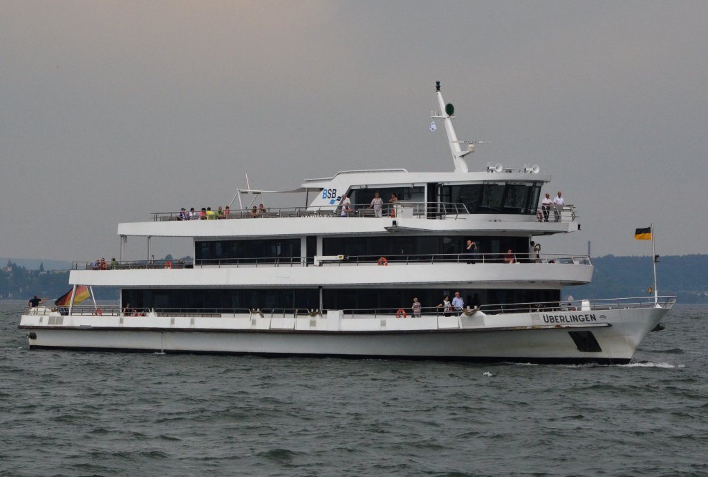 MS berlingen, ein Fahrgastschiff der Bodensee-Schifffahrt legt in Meersburg an. Baujahr: 2010, Lnge: 58,20m, Platz fr 700 Personen, Heimathafen: Konstanz. Aufgenommen am 20.06.2013.