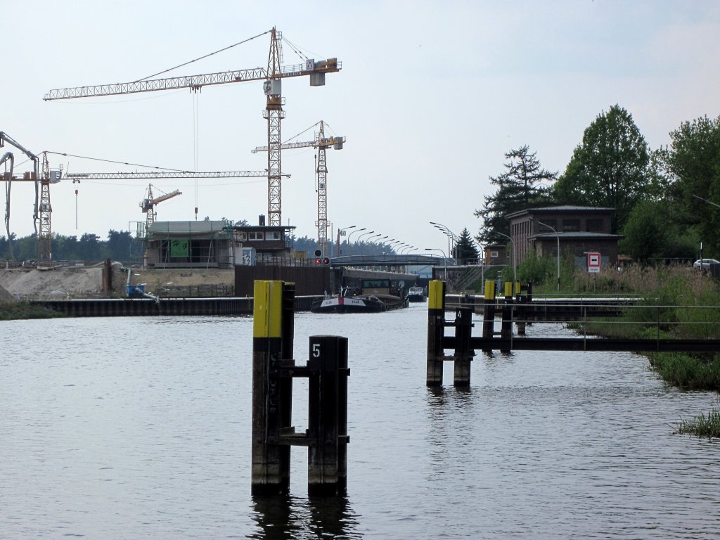 MS Ulla , 04019230 , verlt am 26.04.2011 die Schleuse Wusterwitz und fhrt auf dem EHK Richtung Brandenburg. Neben der alten Kammer entsteht z.Zt. die neue Schleusenkammer. 