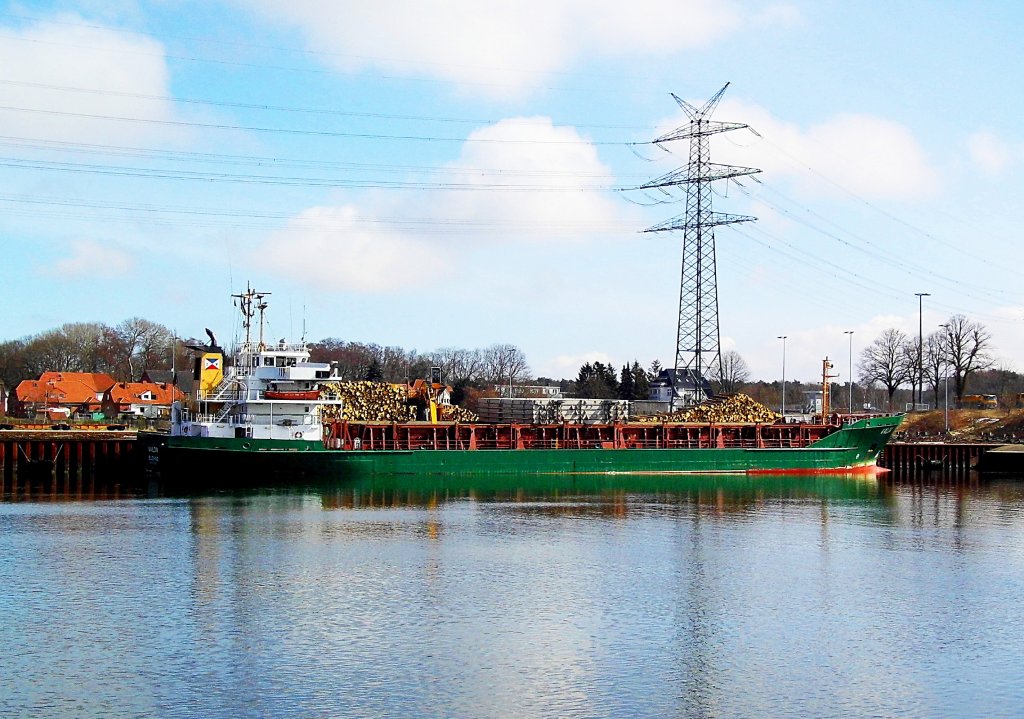 MS VALDA IMO 8411190,lt seine Rundholzladung lschen am ehem. CTL-Kai in
Lbeck-Siems...
Aufgenommen: 08.04.2013