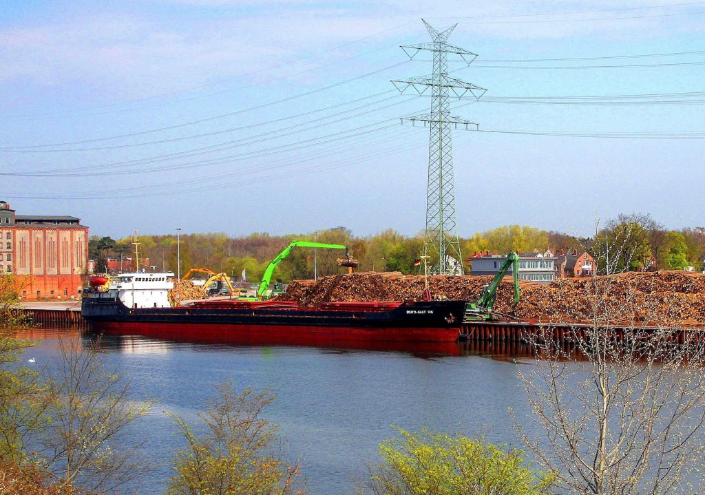 MS VOLGO BALT 136 IMO 8851390, hat Rundholz aus Kaliningrad mitgebracht, dass zur Zeit abgeladen wird. Liegeplatz CTL-Terminal in Lbeck-Siems... Aufgenommen: 20.04.2012