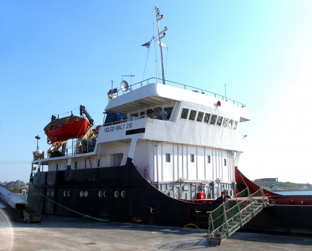 MS VOLGO BALT 210 IMO 8230376, hat eine Lnge von 114m und passt aus dieser Position nicht ganz auf's Bild, daher nur das Brckenhaus am Achterdeck im Lbeck-Schlutuper Hafen am Burmannkai...  Aufgenommen: 19.4.2012