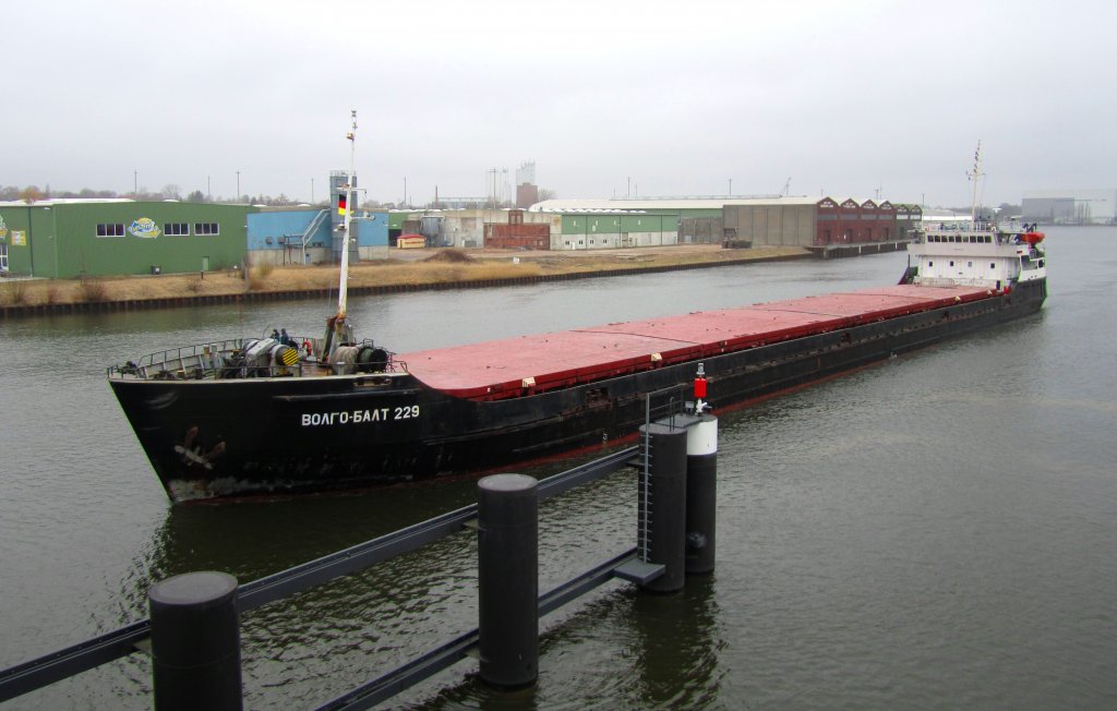 MS VOLGO BALT 229 IMO 8841747, luft durch die Eric Warburg-Brcke in den Burgtorhafen zum Lbecker Lagerhauskai 2...  Aufgenommen: 1.3.2012