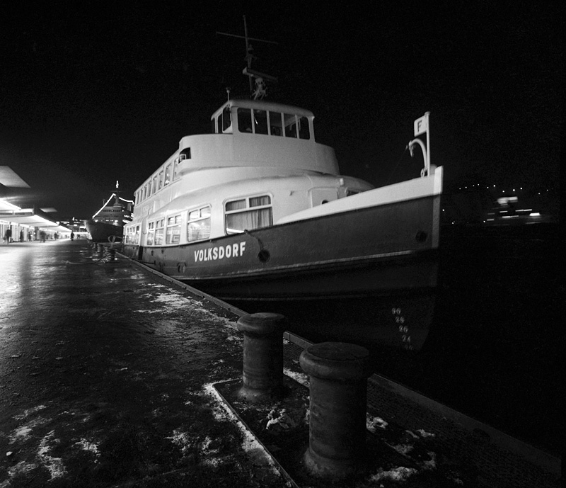 MS VOLKSDORF -
HADAG-Typschiff -
HADAG Seetouristik und Fhrdienst AG -
fotografiert 1968 an den Landungsbrcken, Hamburg -
Autor :  Wolf Eggers