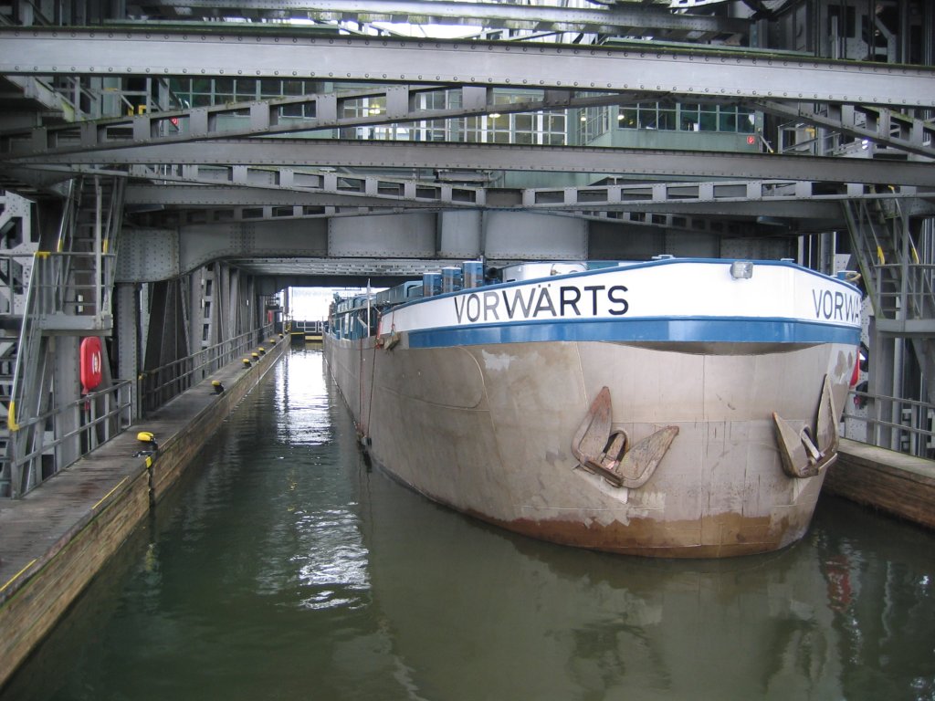 MS Vorwrts ist am 16.11.09 im Trog des Schiffhebewerkes Niederfinow zur  Talfahrt  bereit.