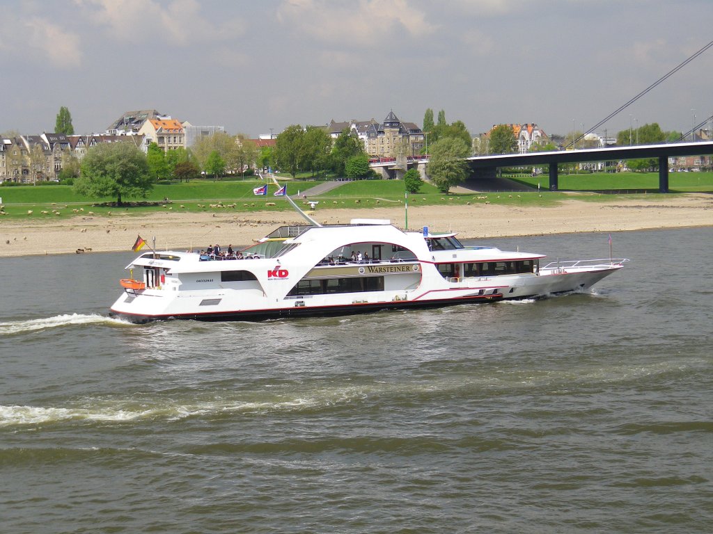 MS Warsteiner am 15.4.2011 auf dem Weg nach Kaiserswerth