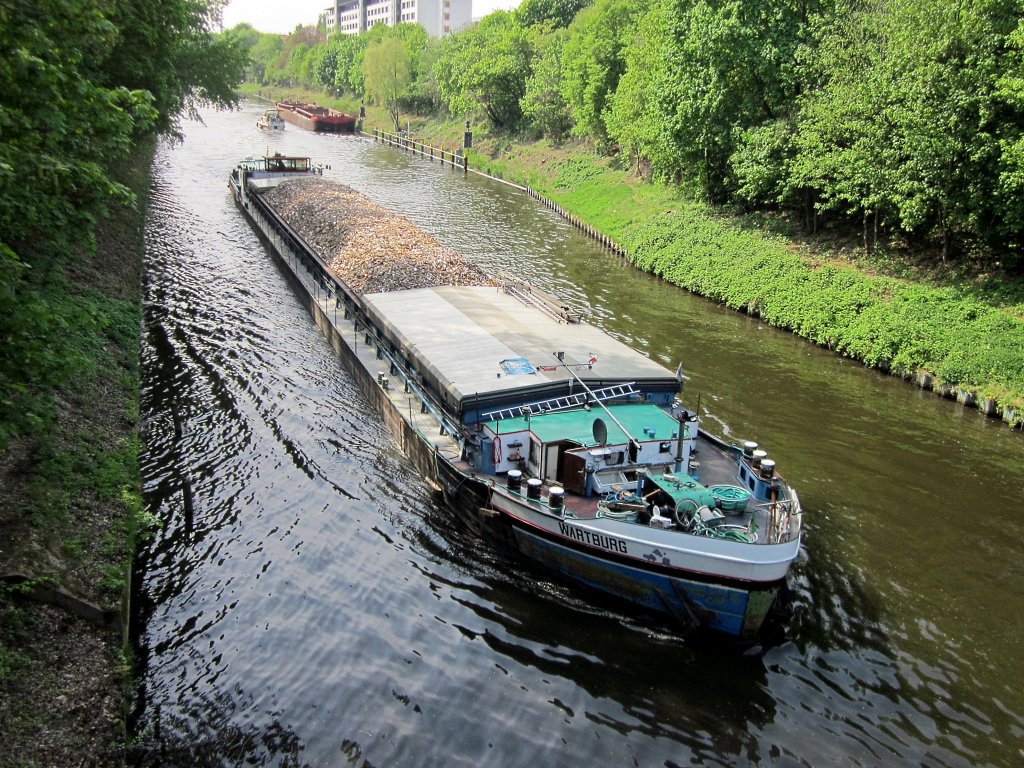 MS Wartburg , 4500350 , am 27.04.2011 im Teltowkanal in Berlin-Tempelhof mit Fahrtrichtung Berlin-Britz.