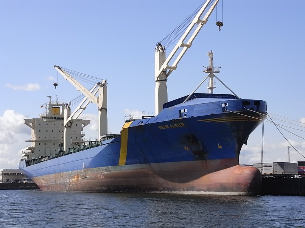 MS  Wehr Alster , HH Majuro, Flagge: Marshall Islands, Vollcontainerschiff, gebaut in der Volkswerft Stralsund, Containerkapazitt: 2.474 TEU, L: 207,40 m, B: 29,80 m, T: 11,40 m, Geschw. 22,0 kn, hier zu sehen im Seehafen Rostock