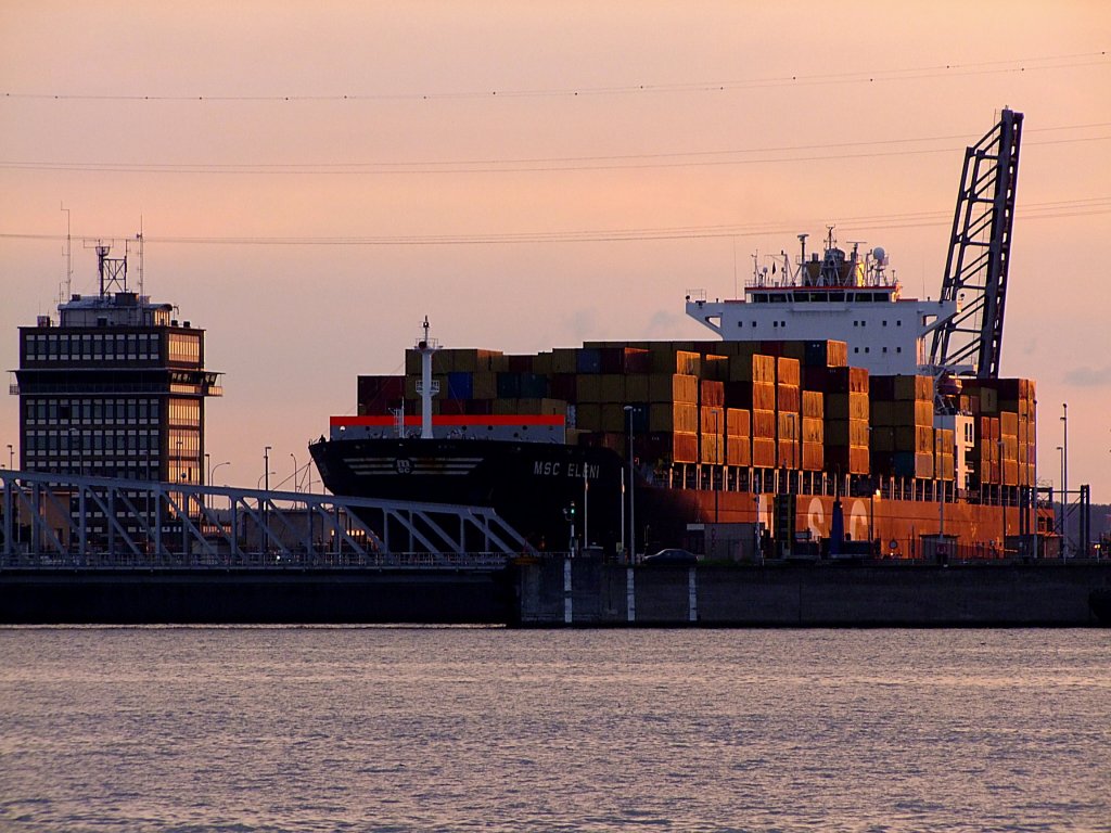 MSC-ELENI(IMO:9278143; L=294; B=32; DWT:68254t; TEU:5048; 23kn)befindet sich in der Weltgrten Schleuse  Berendrecht-Schleuse , welche 500m lang;68m breit u. 17,5m tief ist bei Antwerpen;110831