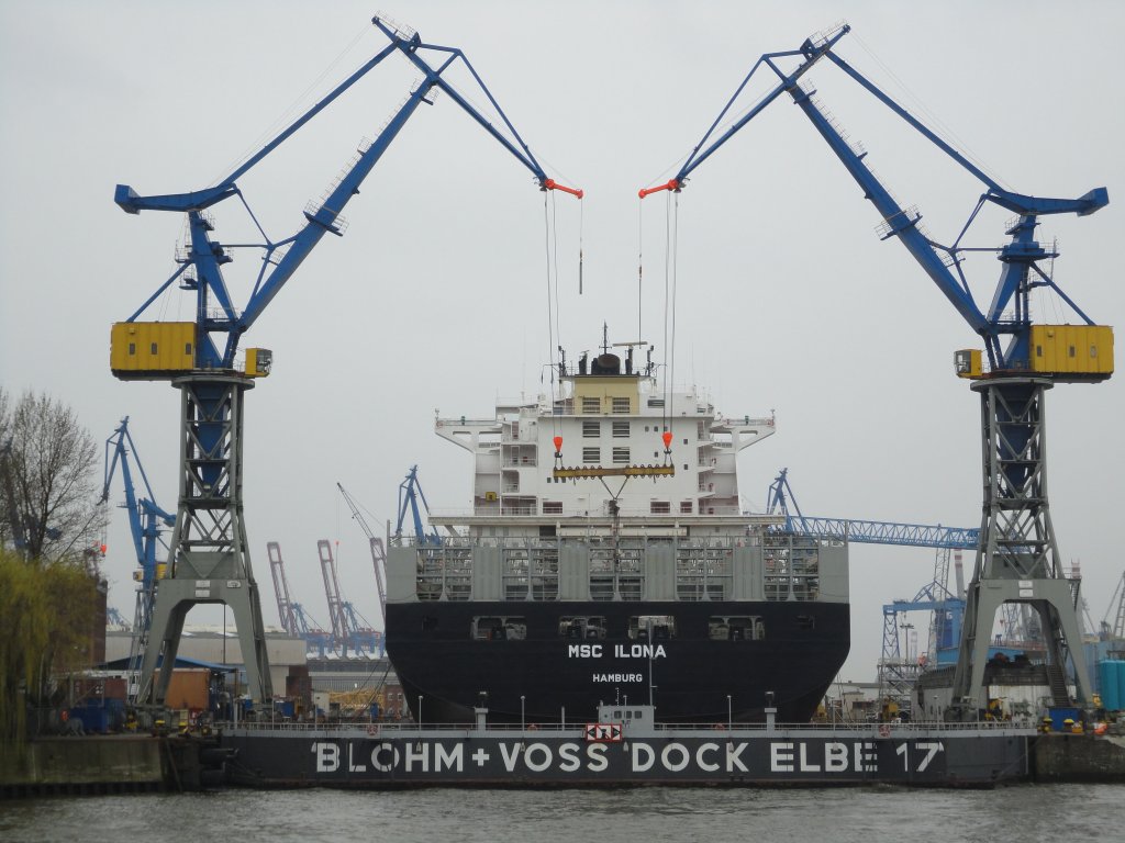 MSC ILONA    IMO 9225641 am 1.4.2011 bei Blohm&Voss im Trockendock zur Ausfhrung allg. Reparatur- und Klassearbeiten und Auenhautkonservierung/ 
La. 304 m, B: 40 m, Tg. max. 14,5 m / GT 75590, DWT 85890 / 1 Diesel, 10K 98 MC-C, 10-Zyl., 25 kn / 6750 TEU / 2001 in Sd-Korea / Heimathafen Hamburg / 
