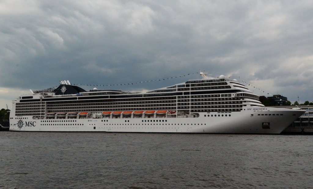 MSC MAGNIFICA am Kreuzfahrtterminal Hamburg Altona. Gesehen am 10.05.2013. Technische Daten: Lnge 293,80m, Breite 32,30m, Tiefgang 7,85m, Besatzung 1027, Passagiere 2518.  bergeben an die Reederei Februar 2010.