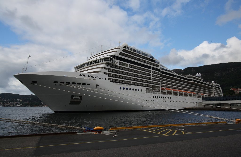 MSC Magnifica hat den letzten Hafen auf ihrer Reise von Hamburg nach Hamburg, entlang der Kste Norwegens erreicht. Hier liegt sie am 25.7.2012 in Bergen.