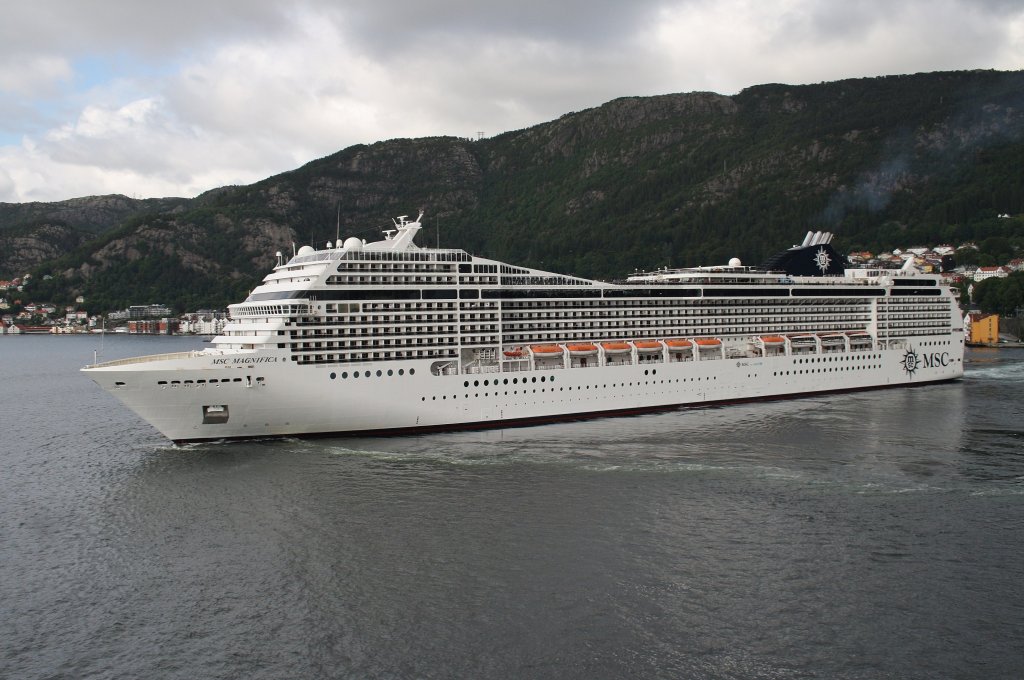 MSC Magnifica luft am 25.7.2012 in Richtung Hamburg aus Bergen aus.