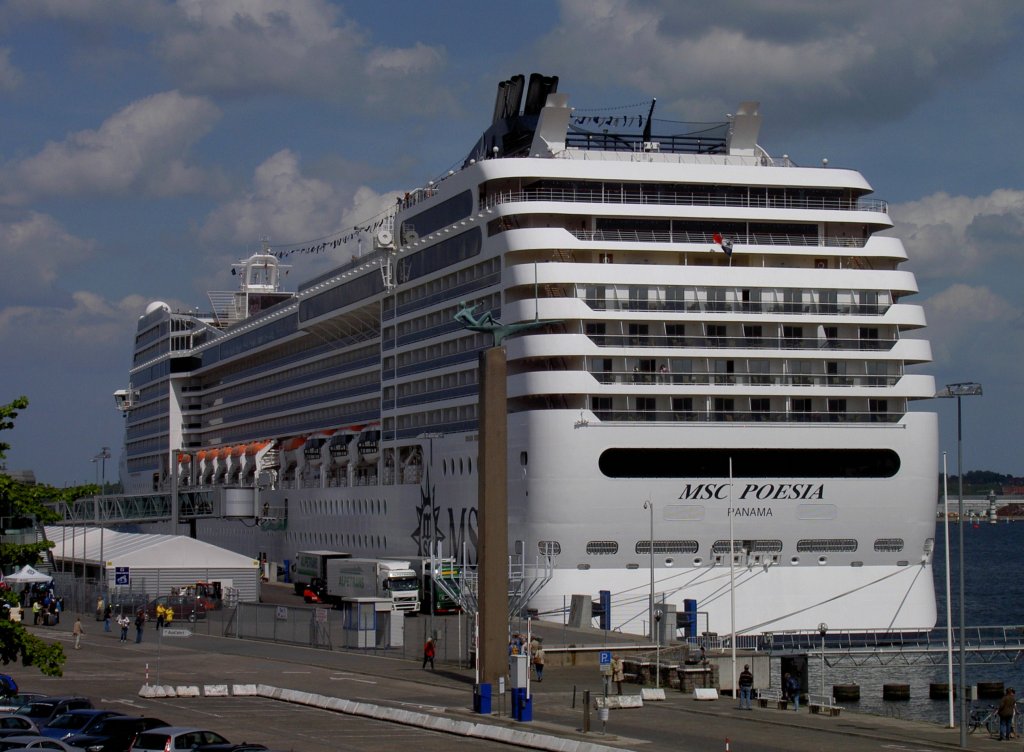 MSC Poesia, 92627 BRZ, 293.80 Meter Lnge, 32.20 Meter Breite, 8 Meter 
Tiefgang, 3013 Passagiere, 987 Besatzungsmitglieder, im Ostseehafen 
von Kiel (23.05.2011)