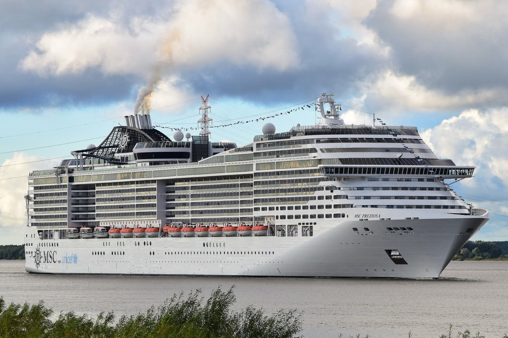 MSC PREZIOSA , Kreuzfahrtschiff , IMO 9595321 , Baujahr 2013 , 333.33 × 37.92m , 3502 Passagiere und 1370 Besatzung , Grünendeich 09.09.2017