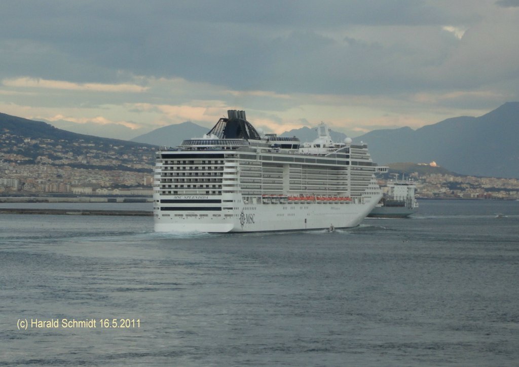 MSC SPLENDIDA (IMO 9359806) am 16.5.2011 auslaufend Neapel, im Hintergrund der Vesuv /
Kreuzfahrer / BRZ 137.936 / La 333,3 m, B 37,92 m, Tg 8,65 m / 5 Diesel, Wrtsil, 71.400 kW, 2 Fest-Prop. 22,3 kn / 3274 Pass., 1332 Bes. /2009 bei STX France, St. Nazaire, Frankreich /
