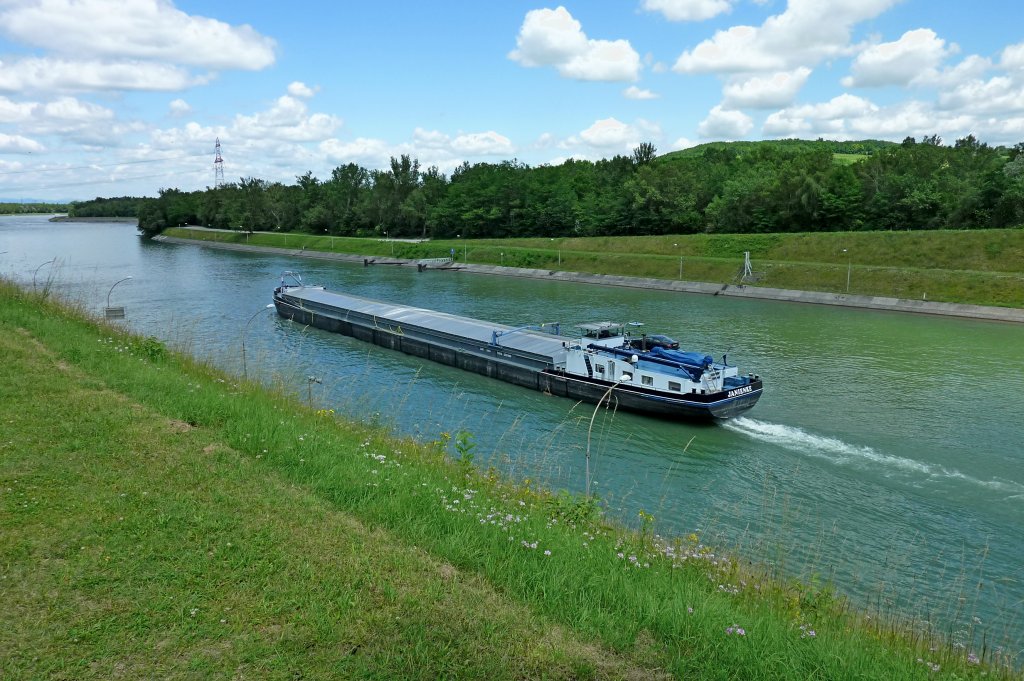 MS Janieke  verlt die Schleuse in Kembs am Rhein fluabwrts, Juni 2012 