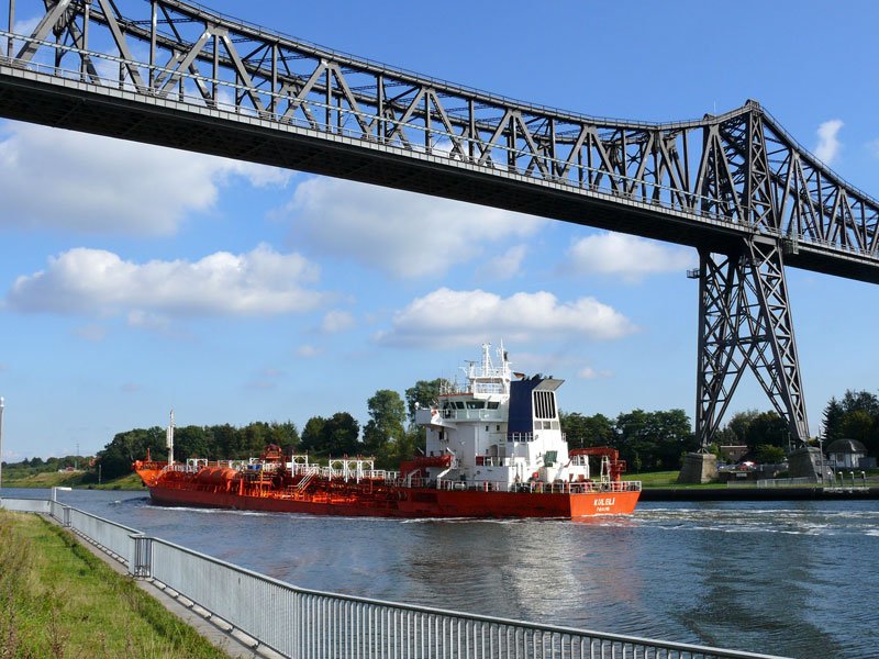 MT KULELI (IMO 8610435), L 119 m; B 16 m; Flagge: Panama, passiert auf dem Nord-Ostsee-Kanal soeben die Hochbrcke bei Rendsburg in Richtung Kiel; 16.09.2009
