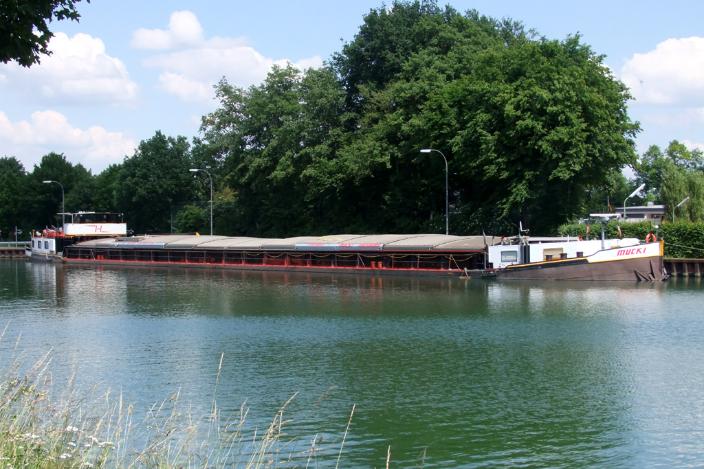  MUCKI  in Datteln auf dem Dortmund-Ems-Kanal 10.6.2012