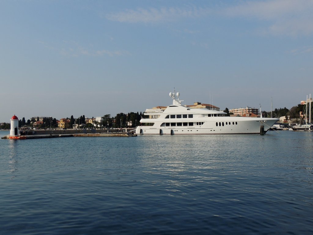 MUSTIQUE(IMO:9332444;L=54; B=10mtr; Bj.2005;1650PS; Hchstgeschw.15,5kn) bietet max. 12Passagieren Platz; und wartet im Hafen von Zadar auf die nchste Ausfahrt; 130421