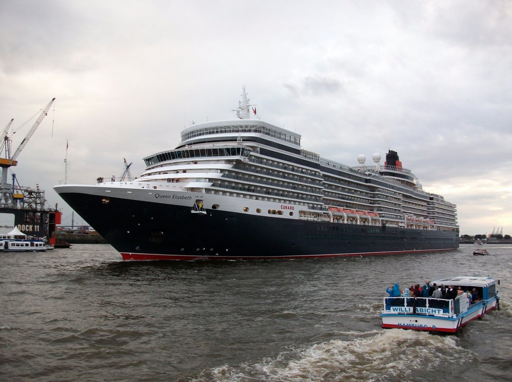 MV QUEEN ELIZABETH umringt von Fahrgastschiffen am 15.07.12 elbaufwrts in Hamburg